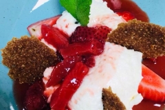 Chantilly de semoule à la fleur d'oranger duo de fraises faiches et confites